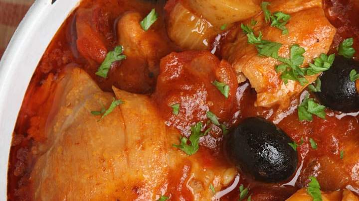 cazuela de muslos de pollo estofados con chorizo y papas