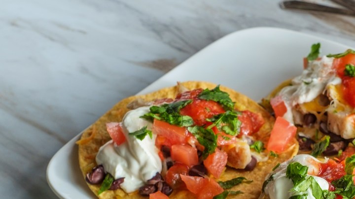 tostadas de nopales con frijol