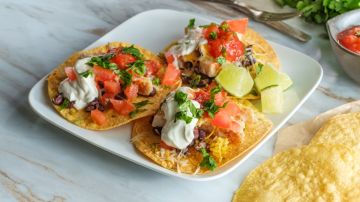 tostadas de nopales con frijol