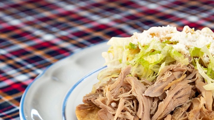 Tostadas de carne asada con guacamole