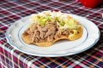 Tostadas de carne asada con guacamole