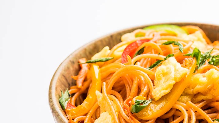 tallarines salteados con huevo y verduras