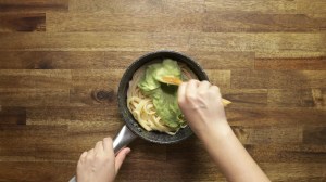 pasta en salsa de aguacate