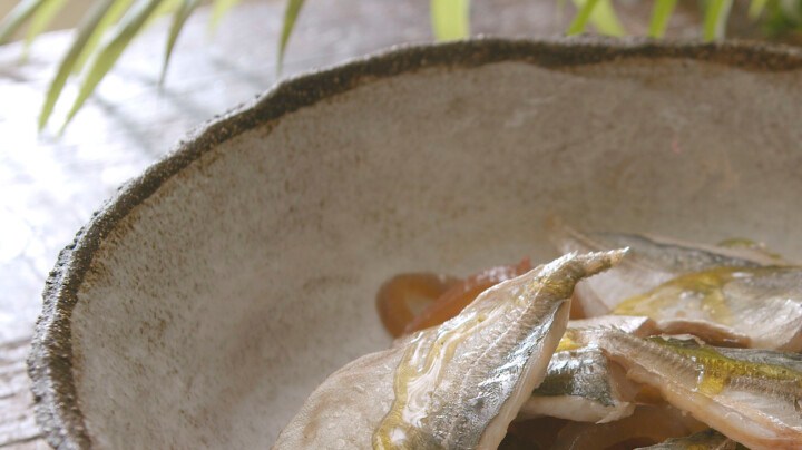 Photo © 2019 The Grosby Group Food Division

Fish with Veggies 

fish with vegetables
sunflower oil
half green pepper
half red pepper
1 zucchini
1 onion
3 fish mackerel
pinch of salt
squirt of white wine

bake for 5 min at 350ºf.

add olive oil