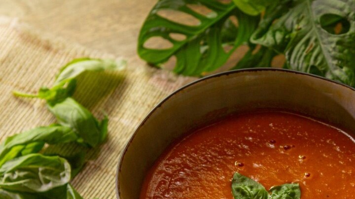 sopa de jitomate con albahaca