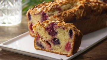 Panqué de almendras con frutos rojos