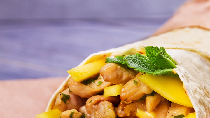 Wrap de pollo a la parrilla con mango