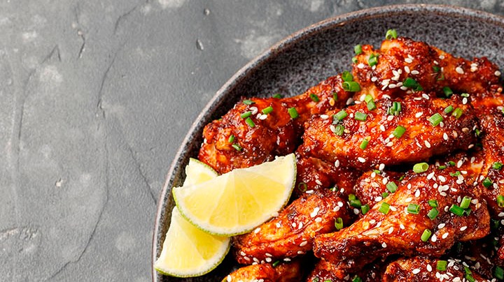 plato de alitas de pollo en salsa hoisin