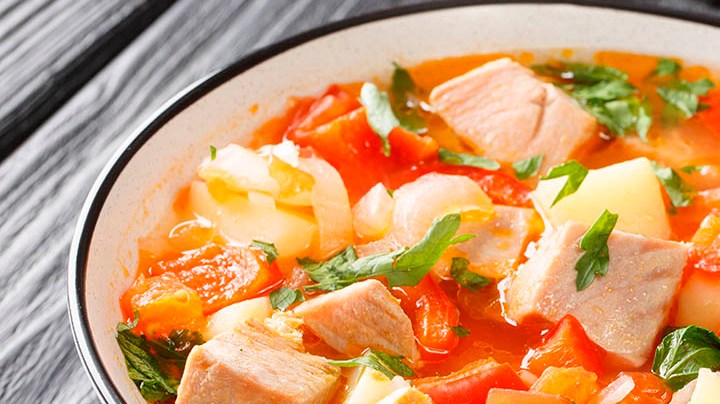 plato de atún guisado con verduras