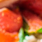 delicioso croissant relleno de salmón y queso