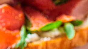 delicioso croissant relleno de salmón y queso