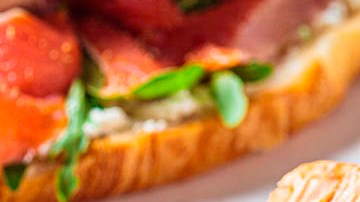 delicioso croissant relleno de salmón y queso