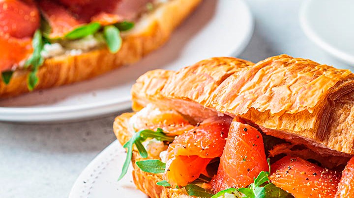 delicioso croissant relleno de salmón y queso