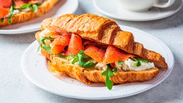 delicioso croissant relleno de salmón y queso