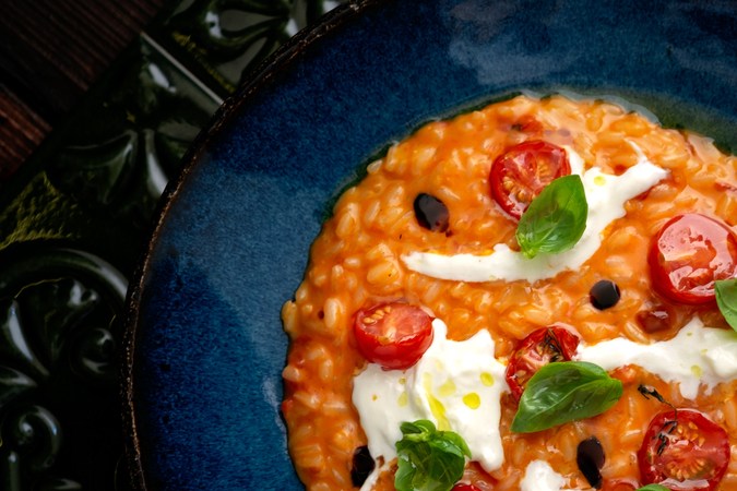 Risotto de tomate y albahaca