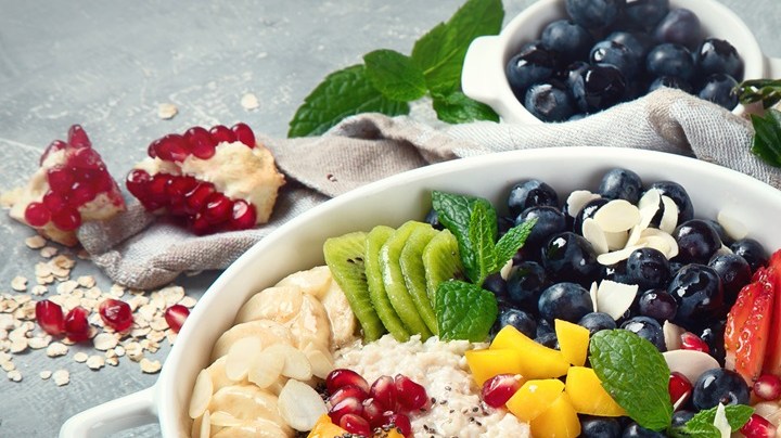 cebada con frutas para el desayuno