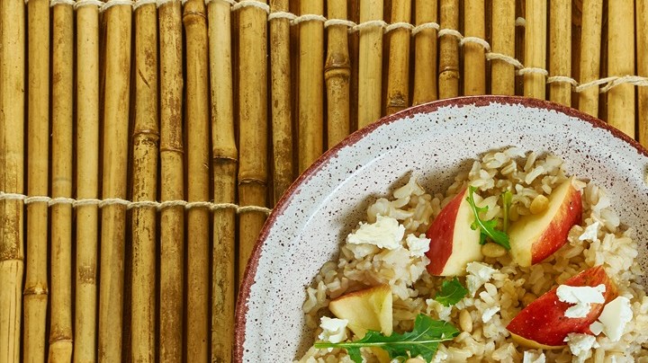 ensalada de cebada y manzana