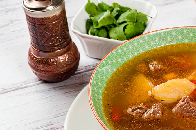 plato de sopa de carne con garbanzos