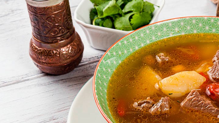 plato de sopa de carne con garbanzos