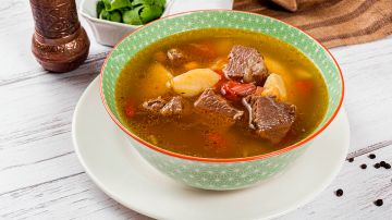 plato de sopa de carne con garbanzos