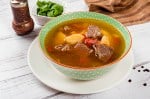 plato de sopa de carne con garbanzos