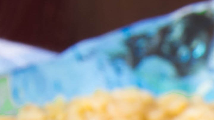 Sopa de cebada con col rizada y albóndigas