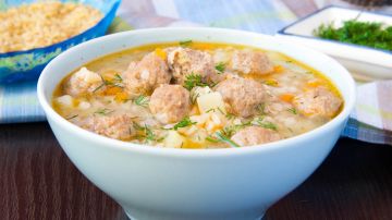 Sopa de cebada con col rizada y albóndigas