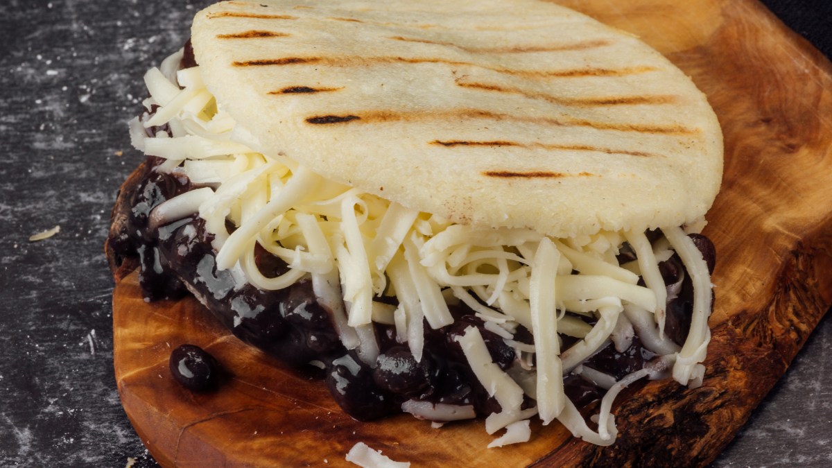 Cómo hacer arepa dominó venezolana
