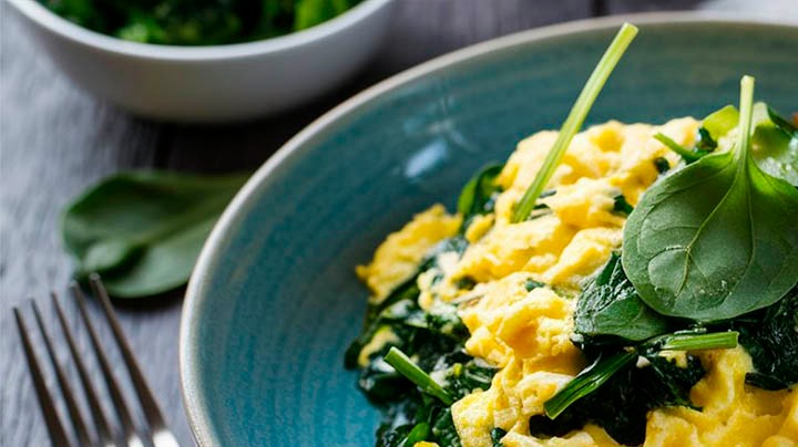 huevos revueltos con espinacas