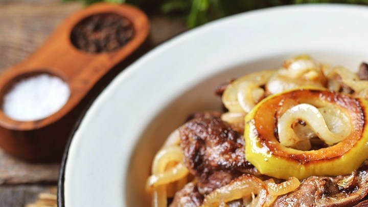 hígado con manzanas