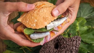 Sándwich de sardinas ahumadas