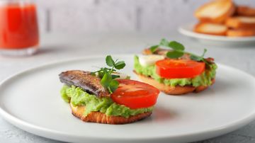 Tosta de sardinas con tomate y aguacate