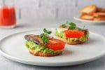 Tosta de sardinas con tomate y aguacate