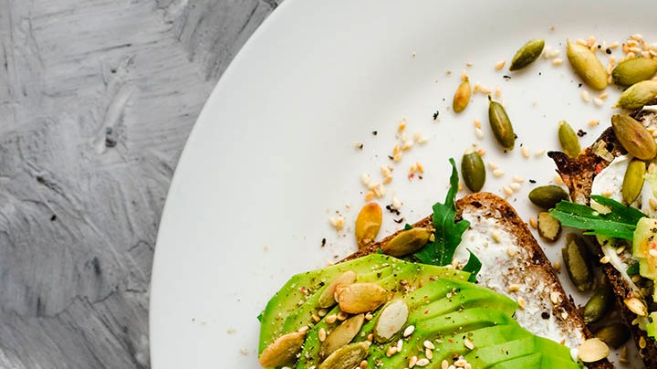 deliciosas tostas de aguacate con pan de centeno