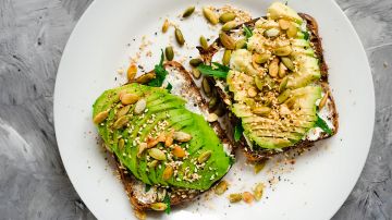 deliciosas tostas de aguacate con pan de centeno