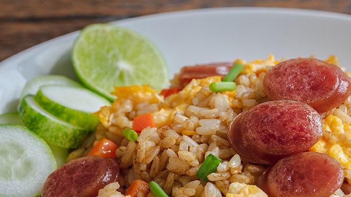 arroz frito con salchichas chinas