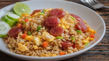 arroz frito con salchichas chinas