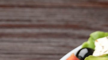 ensalada mediterranea de tomate aceitunas y queso feta