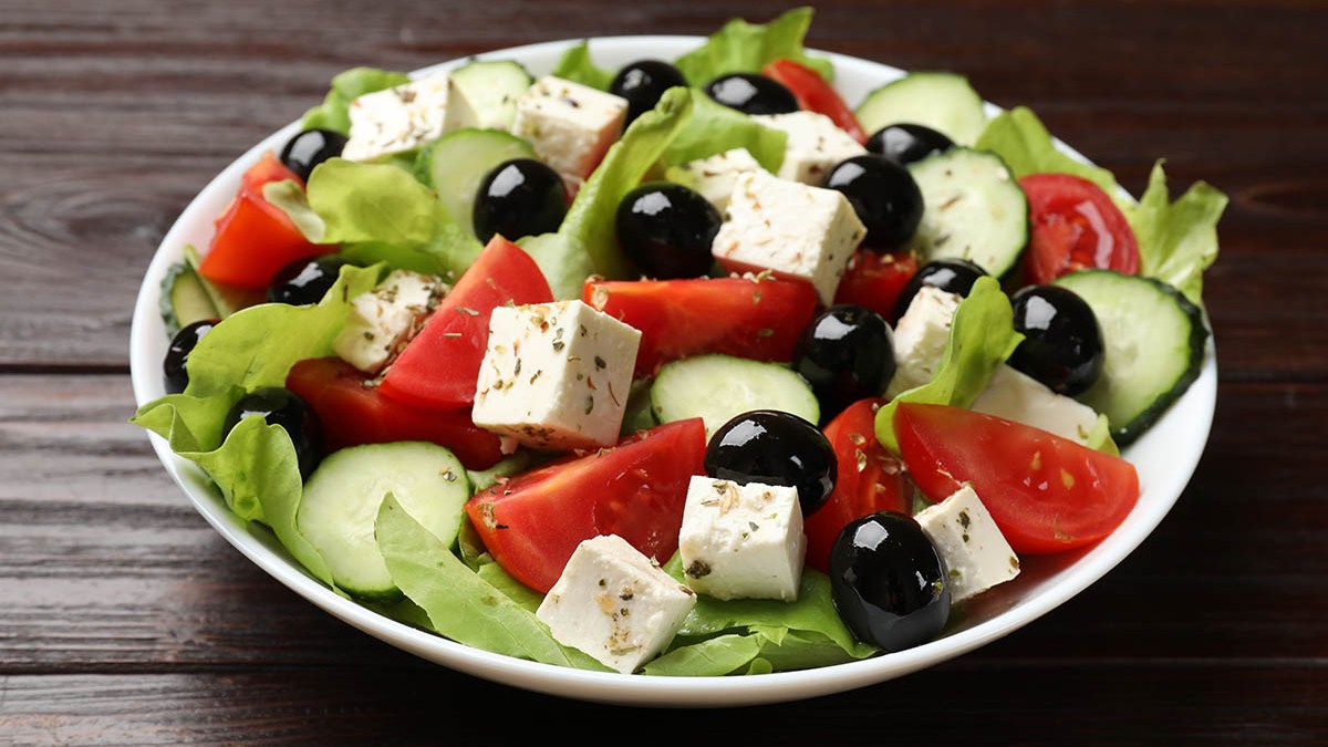 Deliciosa Ensalada Mediterr nea De Tomate Aceitunas Y Queso Feta deliciosa-ensalada-mediterr-nea-de-tomate-aceitunas-y-queso-feta