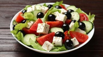 ensalada mediterranea de tomate aceitunas y queso feta