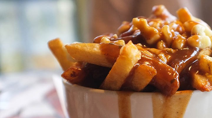 poutine papas fritas canadienses