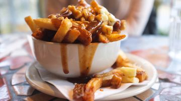 poutine papas fritas canadienses