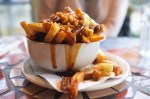 poutine papas fritas canadienses