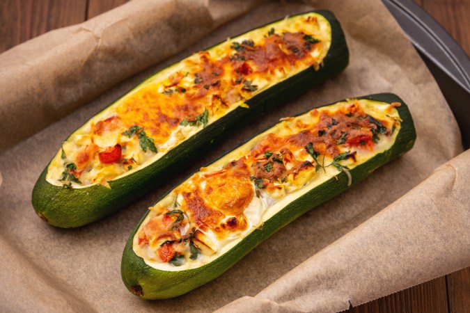 Calabacines rellenos de jamón y queso