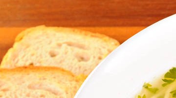 consomé de pollo con fideos y zanahoria