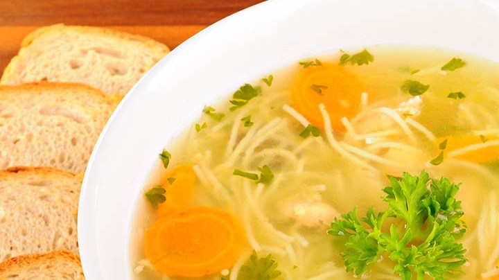 consomé de pollo con fideos y zanahoria