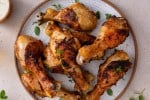 Muslos de pollo asados con mantequilla de hierbas