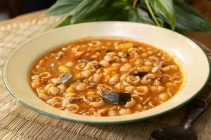 sopa de conchitas con carne molida