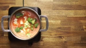 sopa de verduras con tomate y repollo