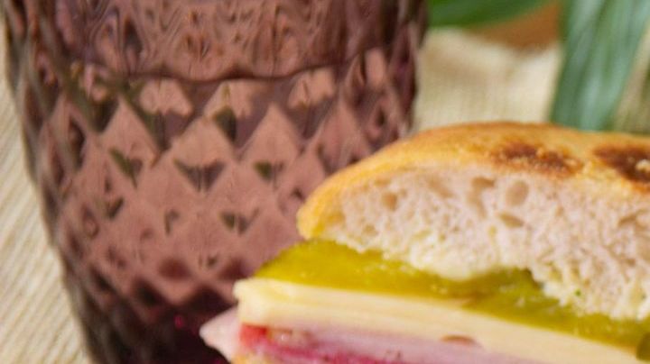 sandwich cubano con salsa de ajo